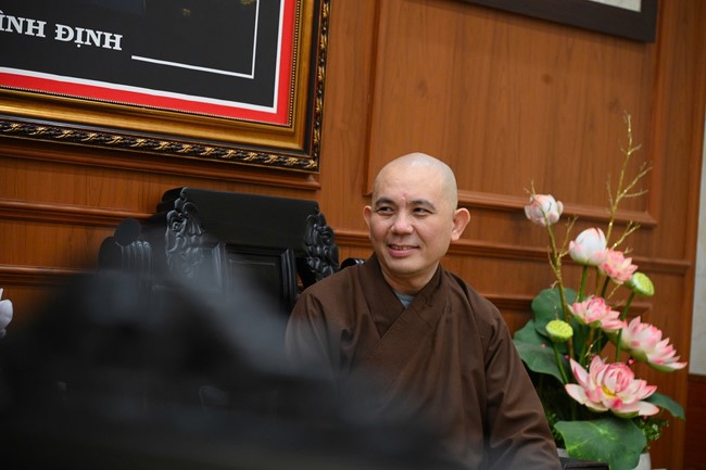 Donating to Binh Dinh Buddhist Intermediate School from NCT Education Talent Monk Fund