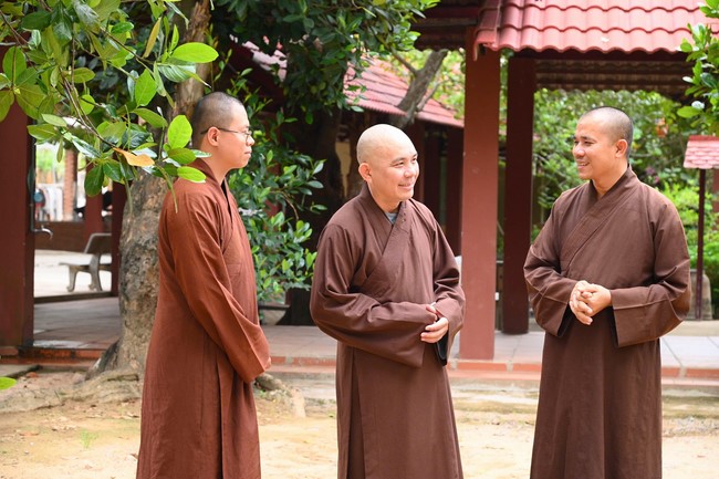 Donating to Binh Dinh Buddhist Intermediate School from NCT Education Talent Monk Fund