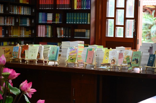 Donating to Binh Dinh Buddhist Intermediate School from NCT Education Talent Monk Fund