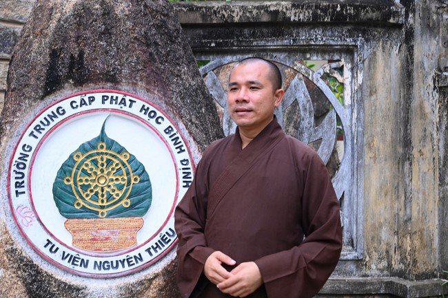 Donating to Binh Dinh Buddhist Intermediate School from NCT Education Talent Monk Fund