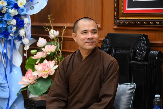 Donating to Binh Dinh Buddhist Intermediate School from NCT Education Talent Monk Fund