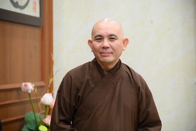 Donating to Binh Dinh Buddhist Intermediate School from NCT Education Talent Monk Fund