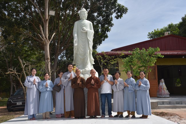 Offering to the Three Jewels at Hong Phap Pagoda - Binh Thuan by Charity Board
