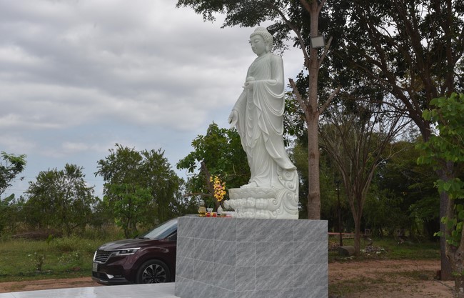 Offering to the Three Jewels at Hong Phap Pagoda - Binh Thuan by Charity Board