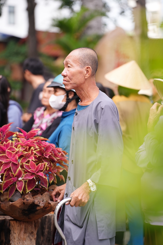 Tặng quà tết cho các gia đình có hoàn cảnh khó khăn trong khu vực huyện Hóc Môn