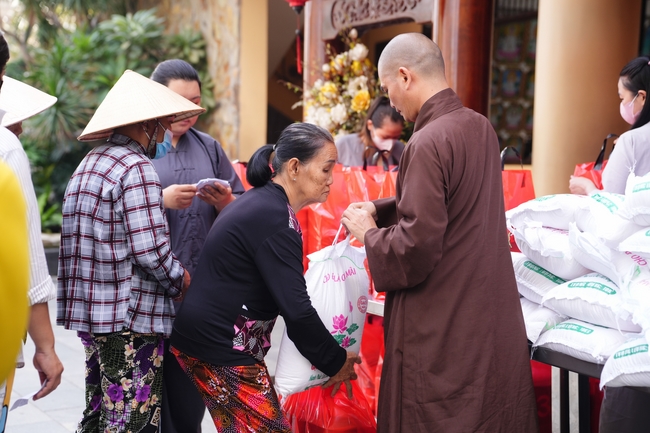 Tặng quà tết cho các gia đình có hoàn cảnh khó khăn trong khu vực huyện Hóc Môn