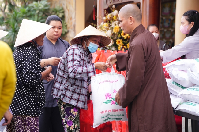 Tặng quà tết cho các gia đình có hoàn cảnh khó khăn trong khu vực huyện Hóc Môn