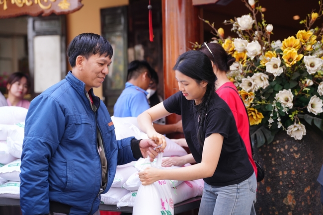 Tặng quà tết cho các gia đình có hoàn cảnh khó khăn trong khu vực huyện Hóc Môn
