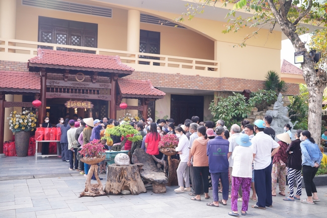 Tặng quà tết cho các gia đình có hoàn cảnh khó khăn trong khu vực huyện Hóc Môn