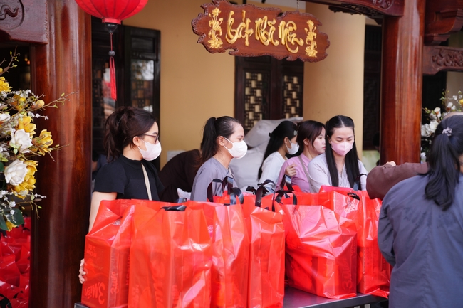 Tặng quà tết cho các gia đình có hoàn cảnh khó khăn trong khu vực huyện Hóc Môn