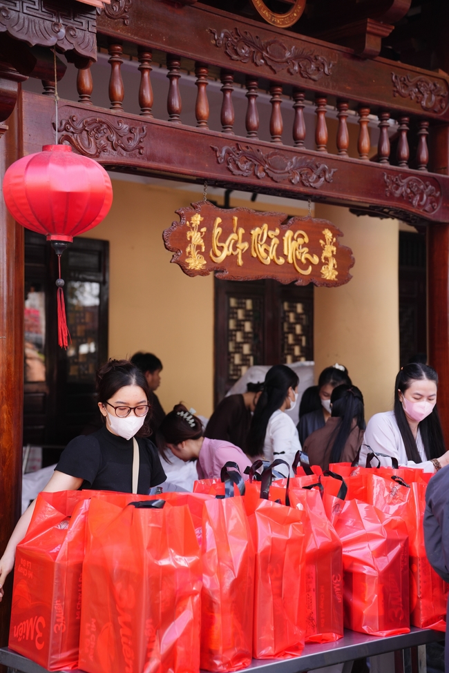 Tặng quà tết cho các gia đình có hoàn cảnh khó khăn trong khu vực huyện Hóc Môn