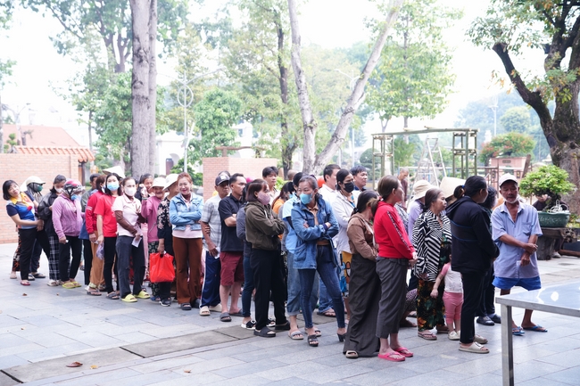 Tặng quà tết cho các gia đình có hoàn cảnh khó khăn trong khu vực huyện Hóc Môn