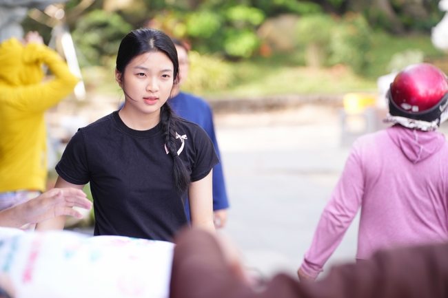 Tặng quà tết cho các gia đình có hoàn cảnh khó khăn trong khu vực huyện Hóc Môn