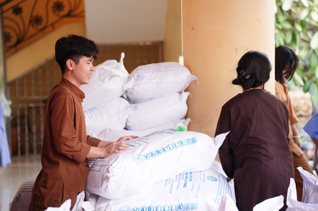 Tặng quà tết cho các gia đình có hoàn cảnh khó khăn trong khu vực huyện Hóc Môn