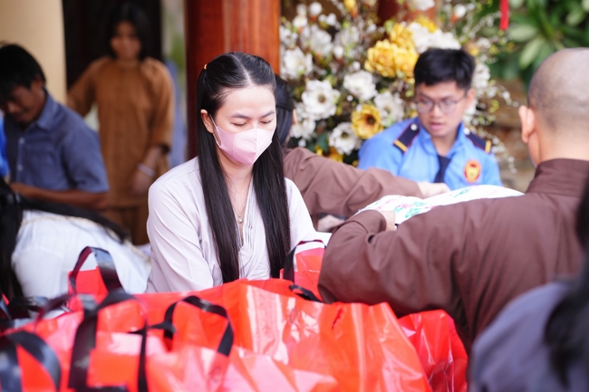 Tặng quà tết cho các gia đình có hoàn cảnh khó khăn trong khu vực huyện Hóc Môn