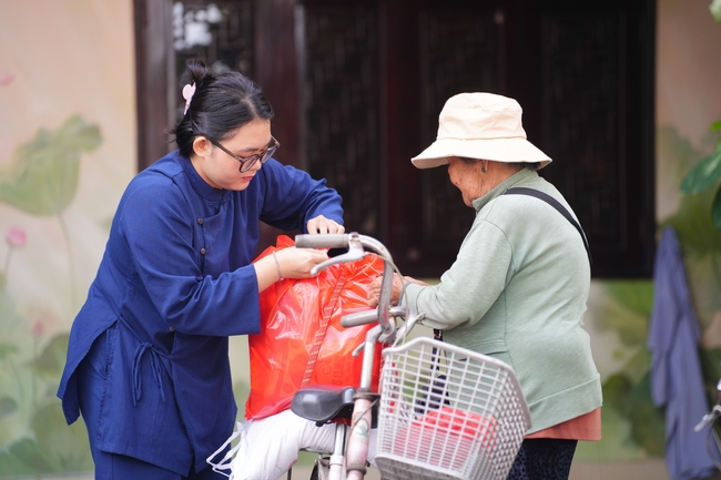 Tặng quà tết cho các gia đình có hoàn cảnh khó khăn trong khu vực huyện Hóc Môn