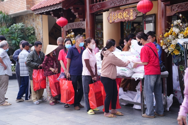 Tặng quà tết cho các gia đình có hoàn cảnh khó khăn trong khu vực huyện Hóc Môn
