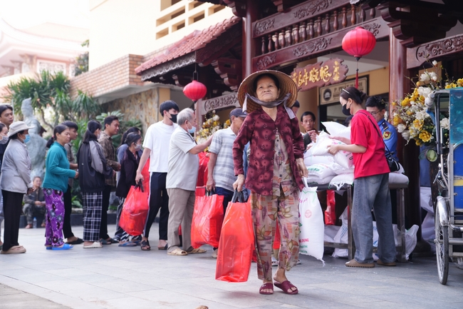 Tặng quà tết cho các gia đình có hoàn cảnh khó khăn trong khu vực huyện Hóc Môn