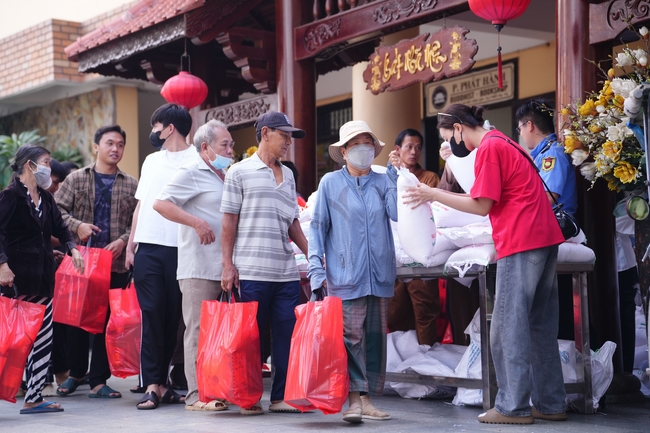 Tặng quà tết cho các gia đình có hoàn cảnh khó khăn trong khu vực huyện Hóc Môn