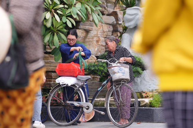 Tặng quà tết cho các gia đình có hoàn cảnh khó khăn trong khu vực huyện Hóc Môn