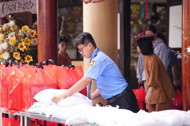 Tặng quà tết cho các gia đình có hoàn cảnh khó khăn trong khu vực huyện Hóc Môn
