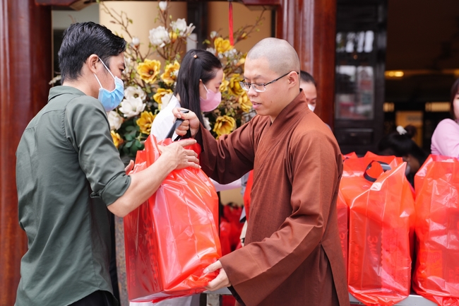 Tặng quà tết cho các gia đình có hoàn cảnh khó khăn trong khu vực huyện Hóc Môn