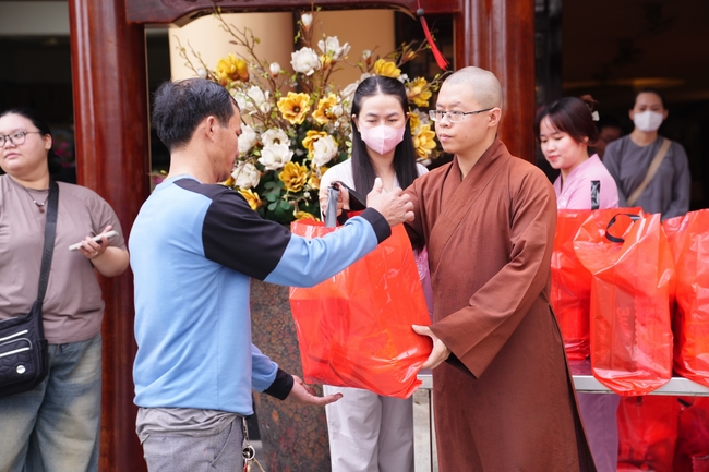 Tặng quà tết cho các gia đình có hoàn cảnh khó khăn trong khu vực huyện Hóc Môn