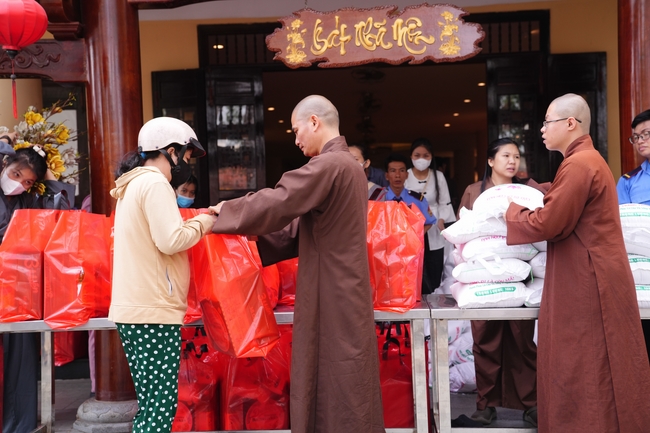 Tặng quà tết cho các gia đình có hoàn cảnh khó khăn trong khu vực huyện Hóc Môn