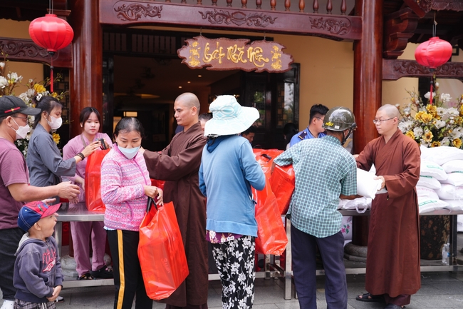 Tặng quà tết cho các gia đình có hoàn cảnh khó khăn trong khu vực huyện Hóc Môn