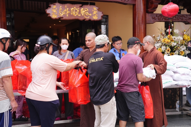 Tặng quà tết cho các gia đình có hoàn cảnh khó khăn trong khu vực huyện Hóc Môn