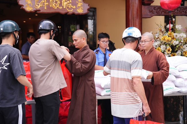 Tặng quà tết cho các gia đình có hoàn cảnh khó khăn trong khu vực huyện Hóc Môn