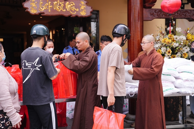 Tặng quà tết cho các gia đình có hoàn cảnh khó khăn trong khu vực huyện Hóc Môn