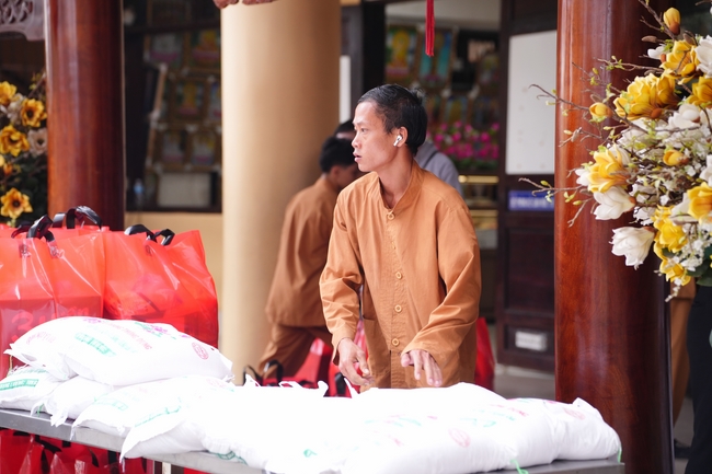 Tặng quà tết cho các gia đình có hoàn cảnh khó khăn trong khu vực huyện Hóc Môn