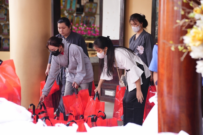 Tặng quà tết cho các gia đình có hoàn cảnh khó khăn trong khu vực huyện Hóc Môn