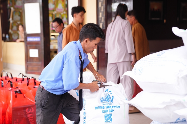 Tặng quà tết cho các gia đình có hoàn cảnh khó khăn trong khu vực huyện Hóc Môn