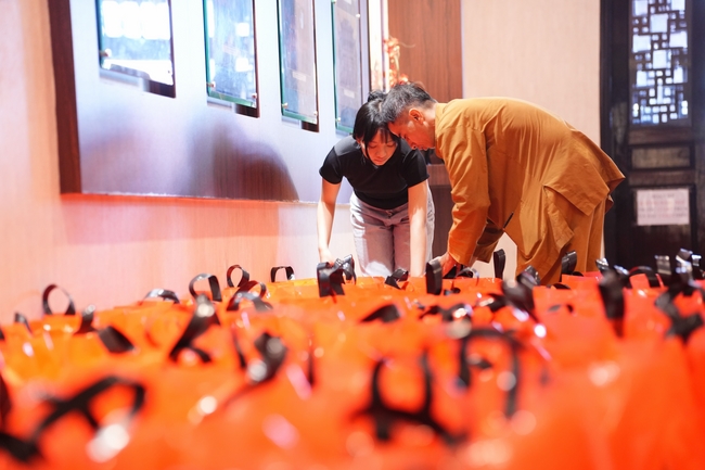 Tặng quà tết cho các gia đình có hoàn cảnh khó khăn trong khu vực huyện Hóc Môn