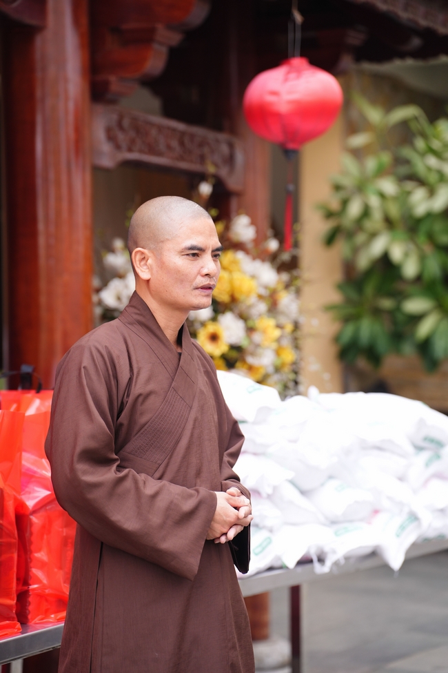 Tặng quà tết cho các gia đình có hoàn cảnh khó khăn trong khu vực huyện Hóc Môn