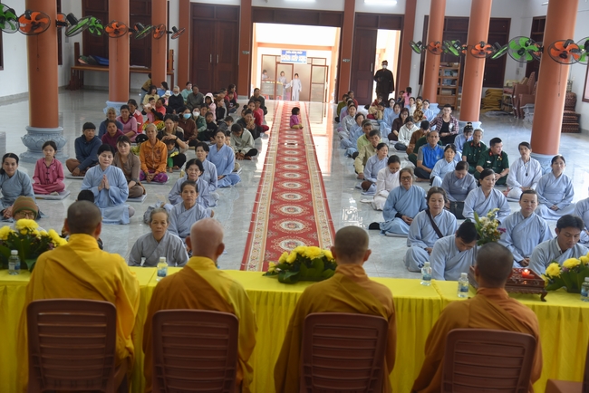 Ban Từ Thiện: Lễ an vị tôn tượng Bồ Tát Quán Thế Âm và tặng quà cho các hộ dân có hoàn cảnh khó khăn tại chùa Đăng Pháp, Bình Phước