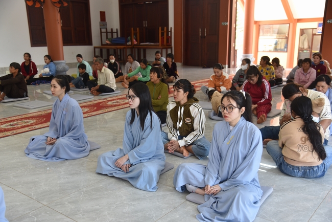 Ban Từ Thiện: Lễ an vị tôn tượng Bồ Tát Quán Thế Âm và tặng quà cho các hộ dân có hoàn cảnh khó khăn tại chùa Đăng Pháp, Bình Phước