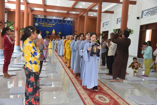 Ban Từ Thiện: Lễ an vị tôn tượng Bồ Tát Quán Thế Âm và tặng quà cho các hộ dân có hoàn cảnh khó khăn tại chùa Đăng Pháp, Bình Phước