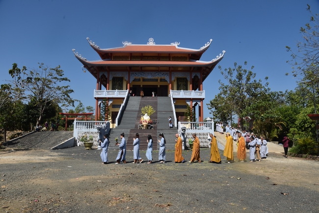 Ban Từ Thiện: Lễ an vị tôn tượng Bồ Tát Quán Thế Âm và tặng quà cho các hộ dân có hoàn cảnh khó khăn tại chùa Đăng Pháp, Bình Phước