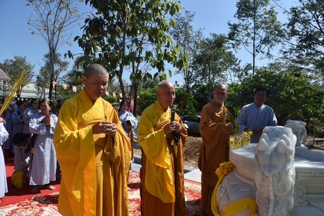 Ban Từ Thiện: Lễ an vị tôn tượng Bồ Tát Quán Thế Âm và tặng quà cho các hộ dân có hoàn cảnh khó khăn tại chùa Đăng Pháp, Bình Phước