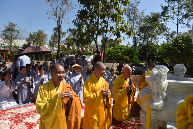 Ban Từ Thiện: Lễ an vị tôn tượng Bồ Tát Quán Thế Âm và tặng quà cho các hộ dân có hoàn cảnh khó khăn tại chùa Đăng Pháp, Bình Phước