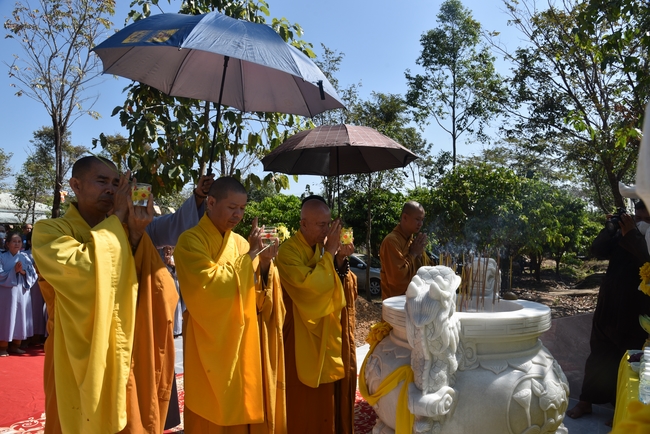 Ban Từ Thiện: Lễ an vị tôn tượng Bồ Tát Quán Thế Âm và tặng quà cho các hộ dân có hoàn cảnh khó khăn tại chùa Đăng Pháp, Bình Phước
