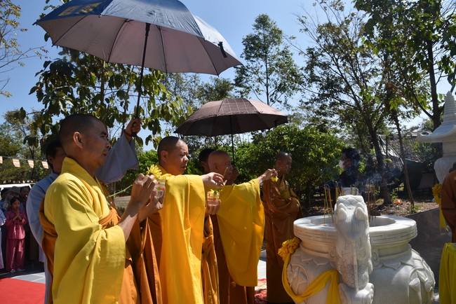 Ban Từ Thiện: Lễ an vị tôn tượng Bồ Tát Quán Thế Âm và tặng quà cho các hộ dân có hoàn cảnh khó khăn tại chùa Đăng Pháp, Bình Phước
