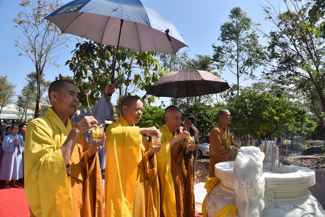 Ban Từ Thiện: Lễ an vị tôn tượng Bồ Tát Quán Thế Âm và tặng quà cho các hộ dân có hoàn cảnh khó khăn tại chùa Đăng Pháp, Bình Phước