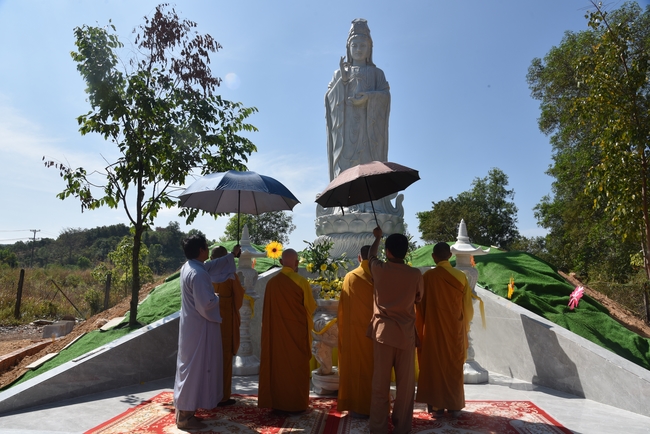 Ban Từ Thiện: Lễ an vị tôn tượng Bồ Tát Quán Thế Âm và tặng quà cho các hộ dân có hoàn cảnh khó khăn tại chùa Đăng Pháp, Bình Phước