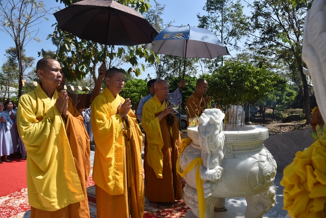 Ban Từ Thiện: Lễ an vị tôn tượng Bồ Tát Quán Thế Âm và tặng quà cho các hộ dân có hoàn cảnh khó khăn tại chùa Đăng Pháp, Bình Phước