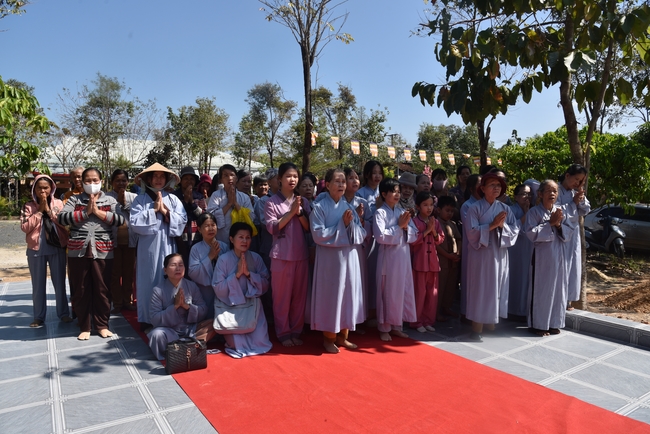 Ban Từ Thiện: Lễ an vị tôn tượng Bồ Tát Quán Thế Âm và tặng quà cho các hộ dân có hoàn cảnh khó khăn tại chùa Đăng Pháp, Bình Phước