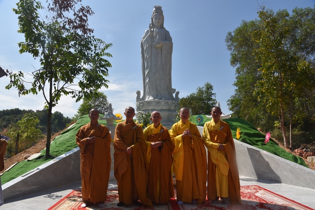 Ban Từ Thiện: Lễ an vị tôn tượng Bồ Tát Quán Thế Âm và tặng quà cho các hộ dân có hoàn cảnh khó khăn tại chùa Đăng Pháp, Bình Phước